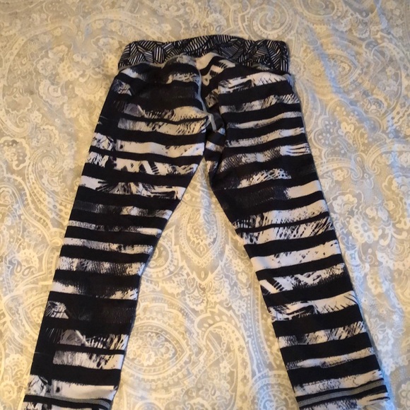 🍋LULULEMON SHADY PALMS WUNDER UNDER CAPRI - Picture 2 of 5